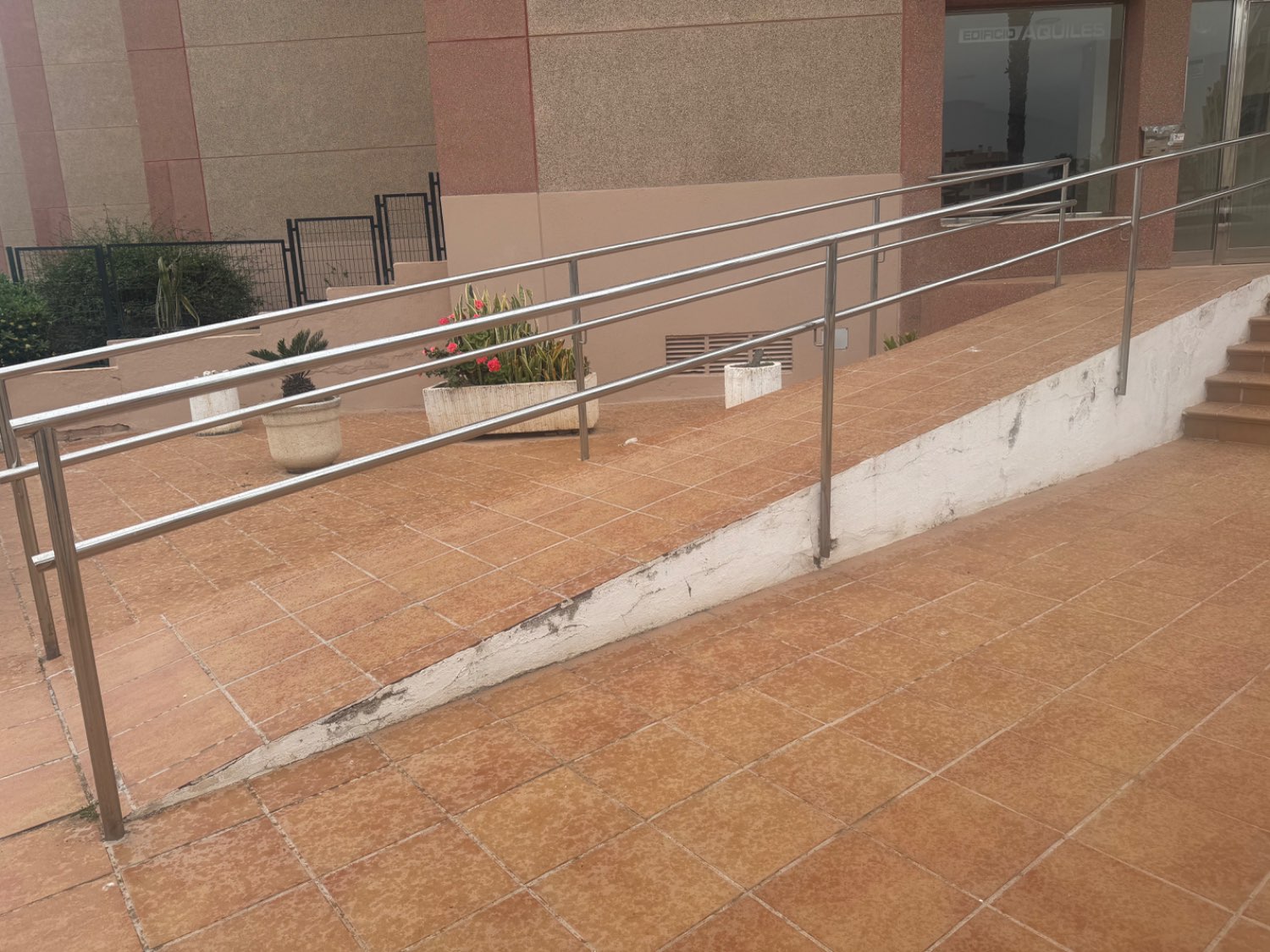 Se vende un piso en primera línea de la playa poniente