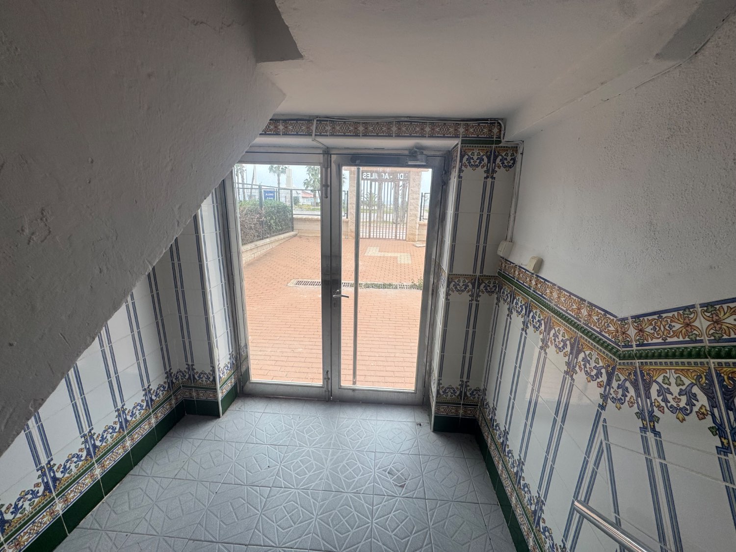 Se vende un piso en primera línea de la playa poniente
