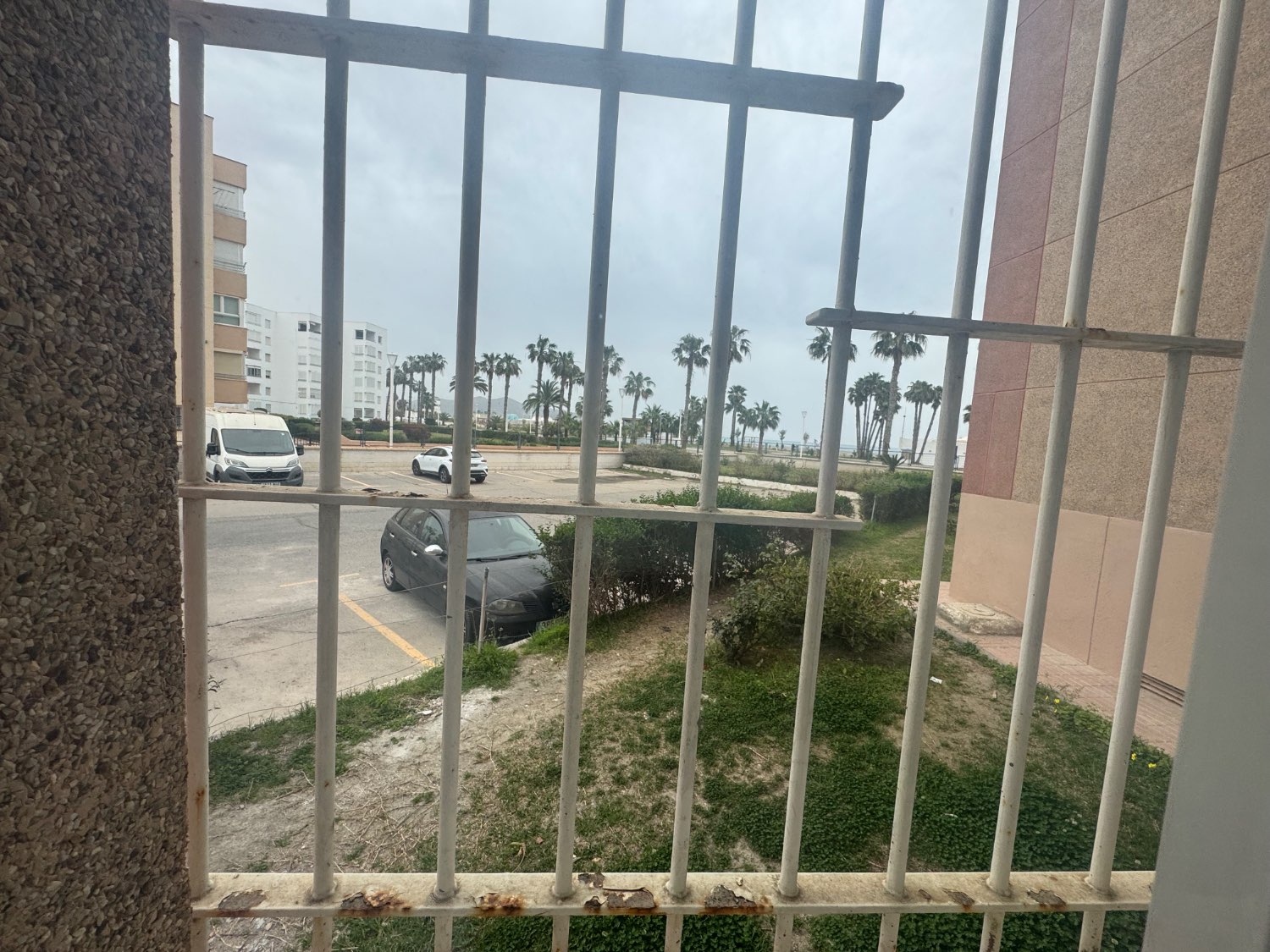Se vende un piso en primera línea de la playa poniente