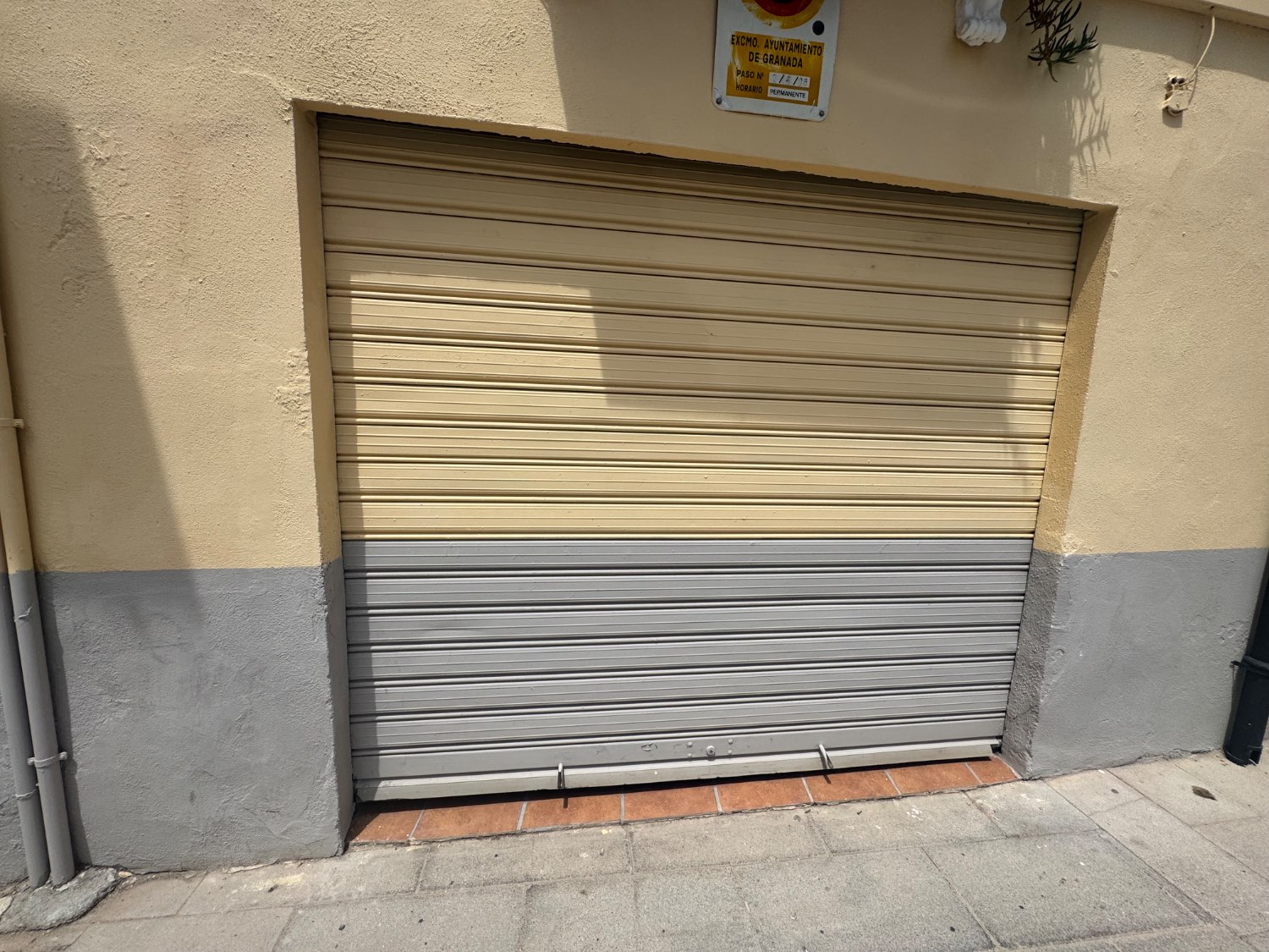 Se vende un bajo en el centro de Granada