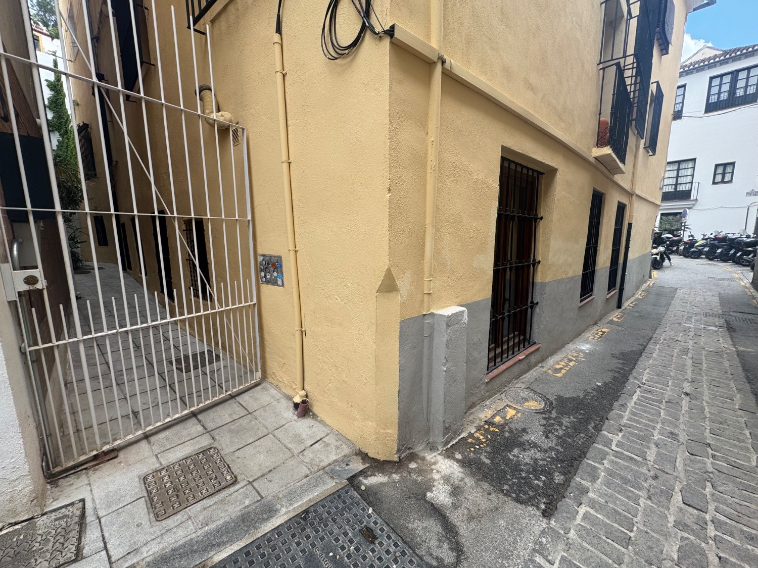 Se vende un bajo en el centro de Granada