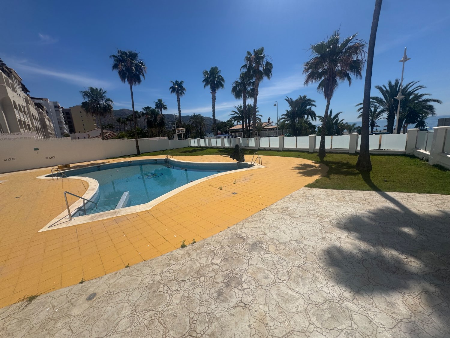 Se vende un apartamento en una urbanización de playa Velilla Almuñécar granada