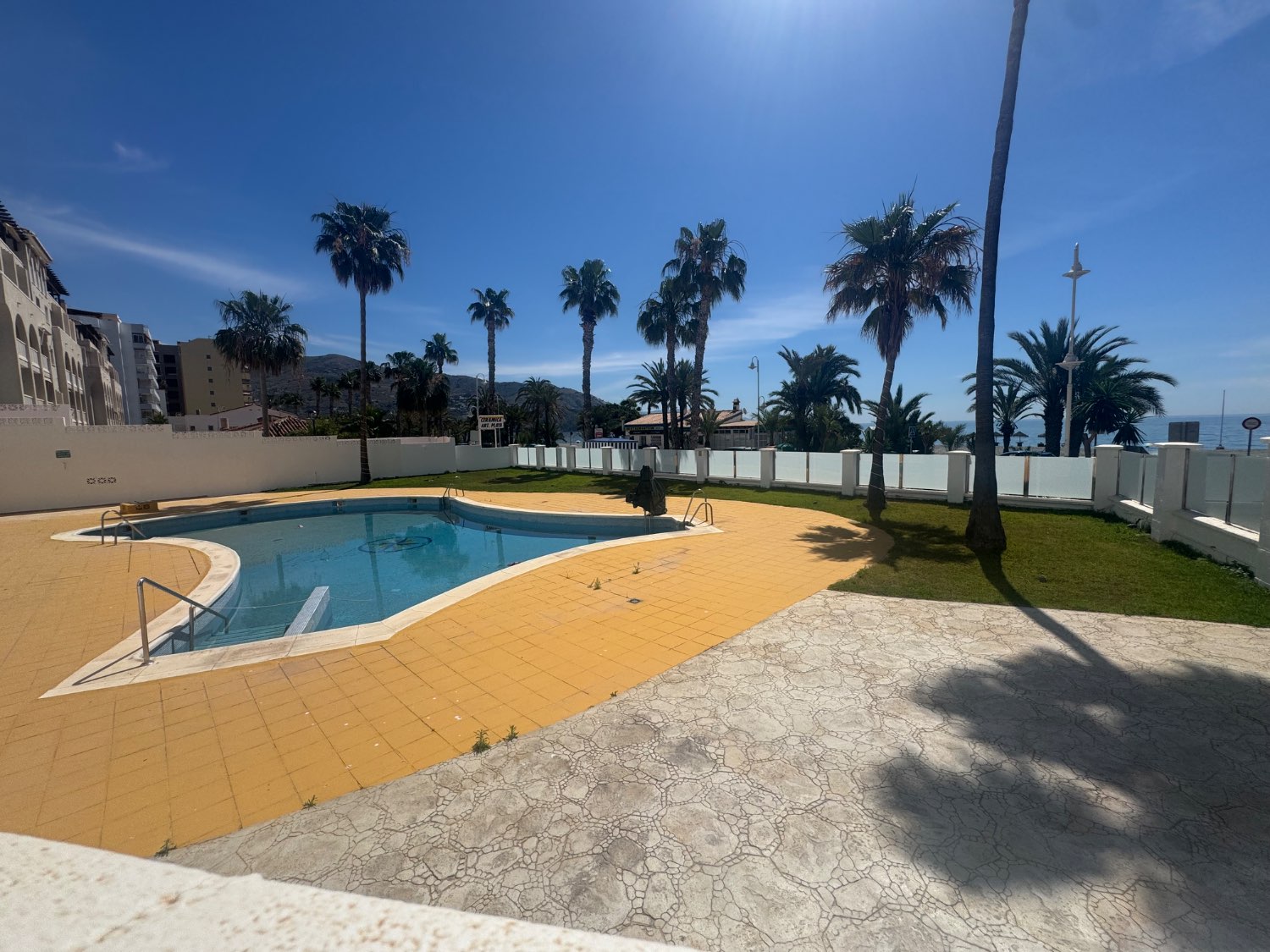 Se vende un apartamento en una urbanización de playa Velilla Almuñécar granada