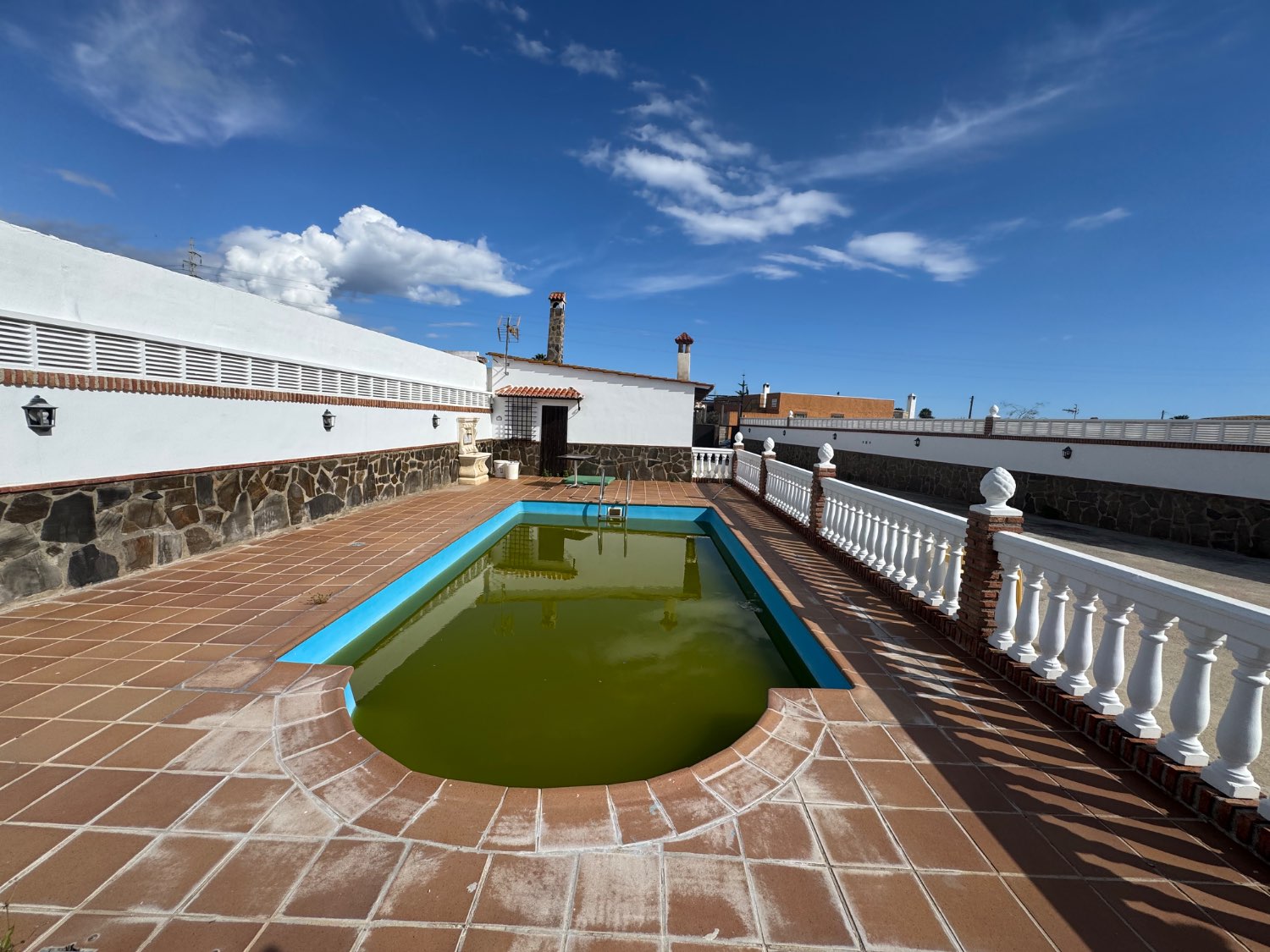 Se vende un chalet con invernadero en Motril granada
