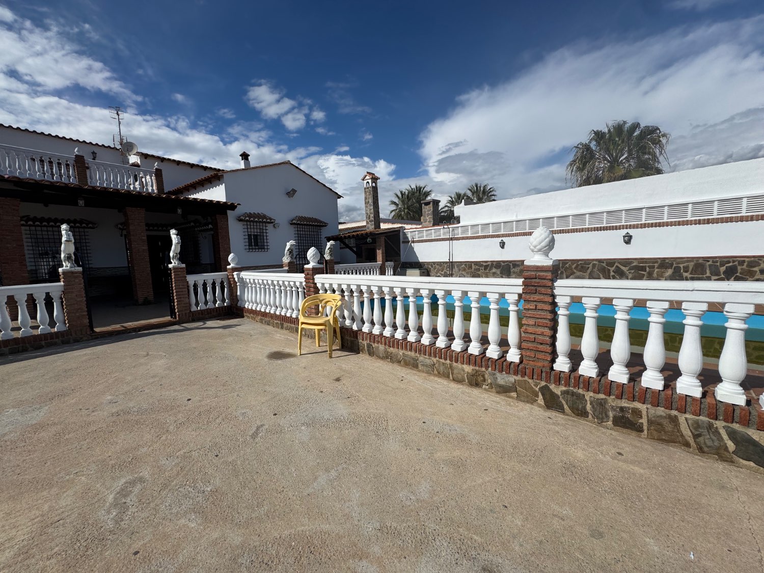 Se vende un chalet con invernadero en Motril granada
