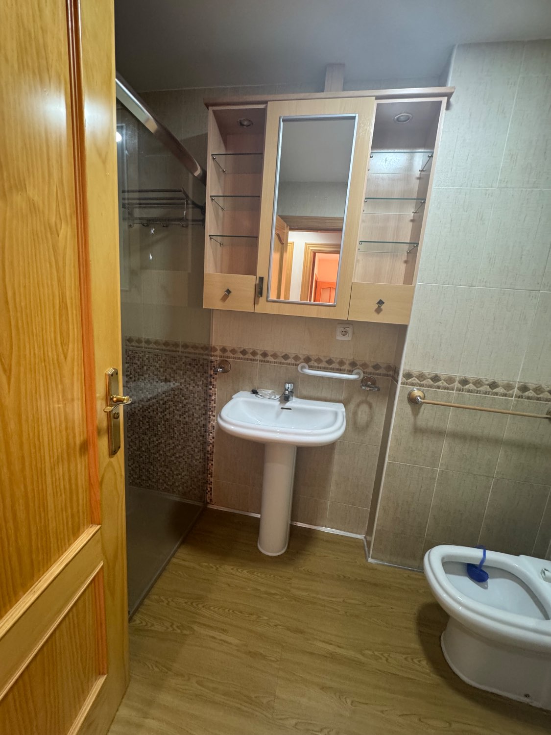 Se vende un piso con plaza de aparcamiento y dos trasteros en el puerto de Motril