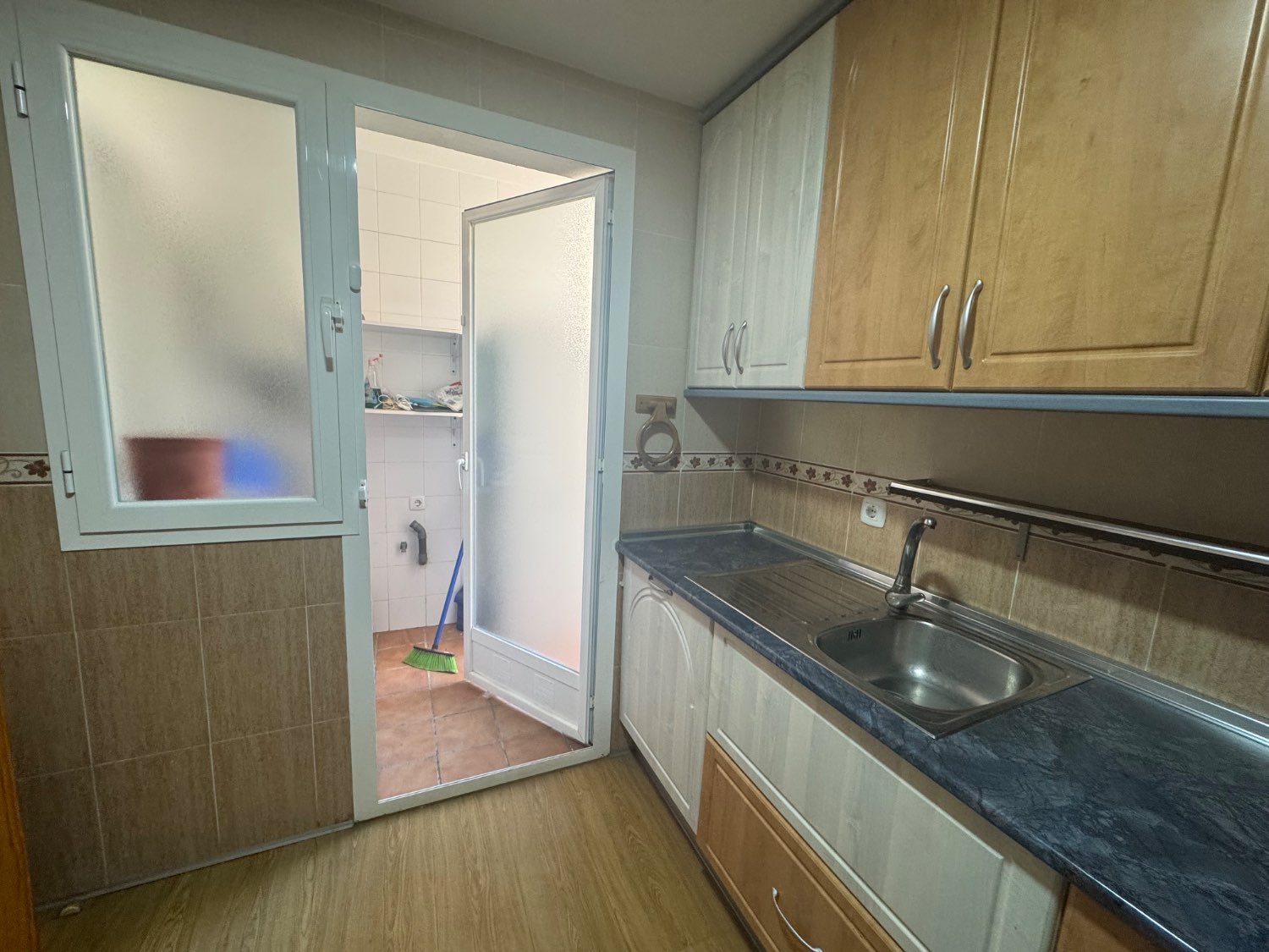 Se vende un piso con plaza de aparcamiento y dos trasteros en el puerto de Motril