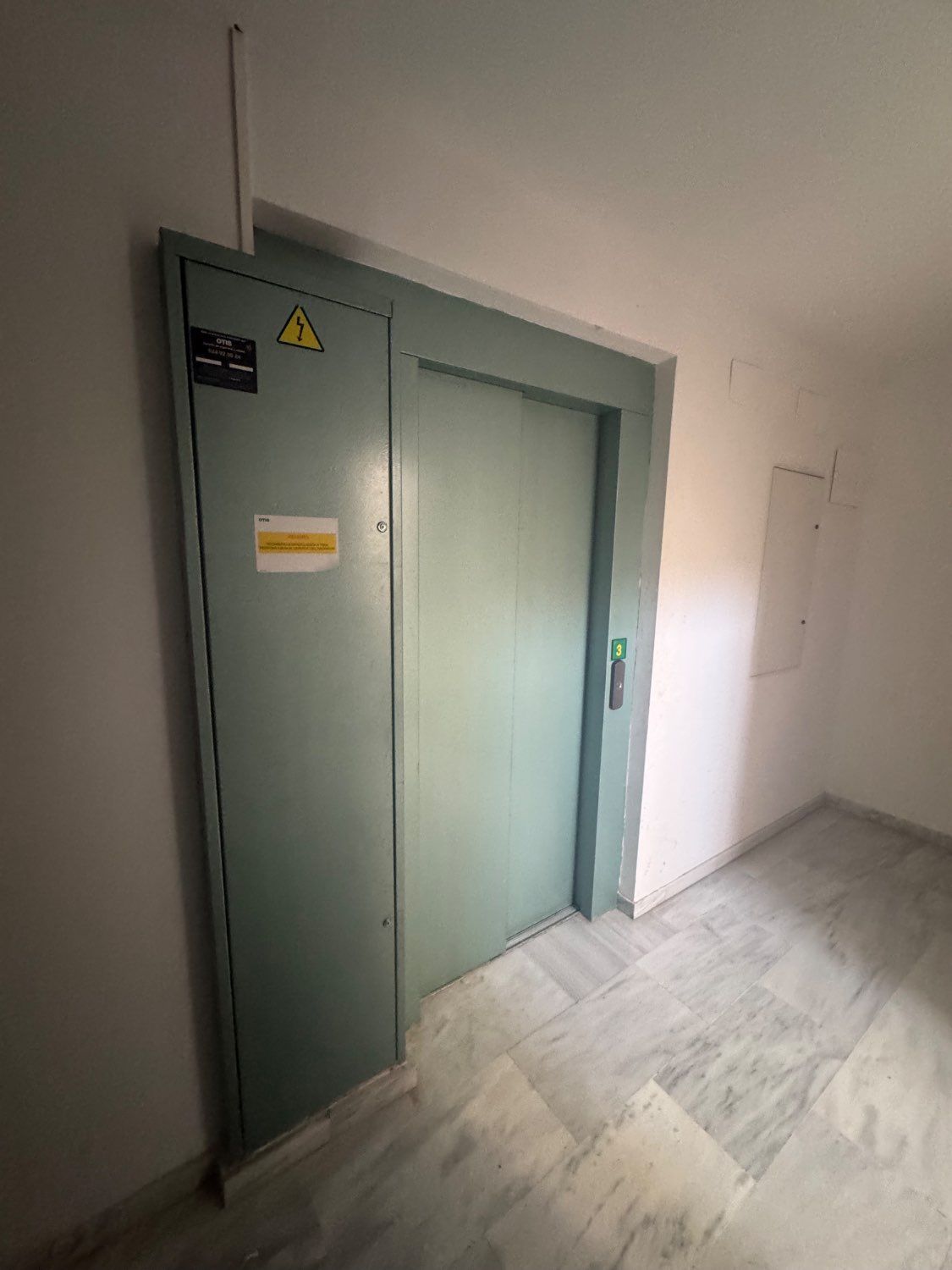 Se vende un piso con plaza de aparcamiento y dos trasteros en el puerto de Motril