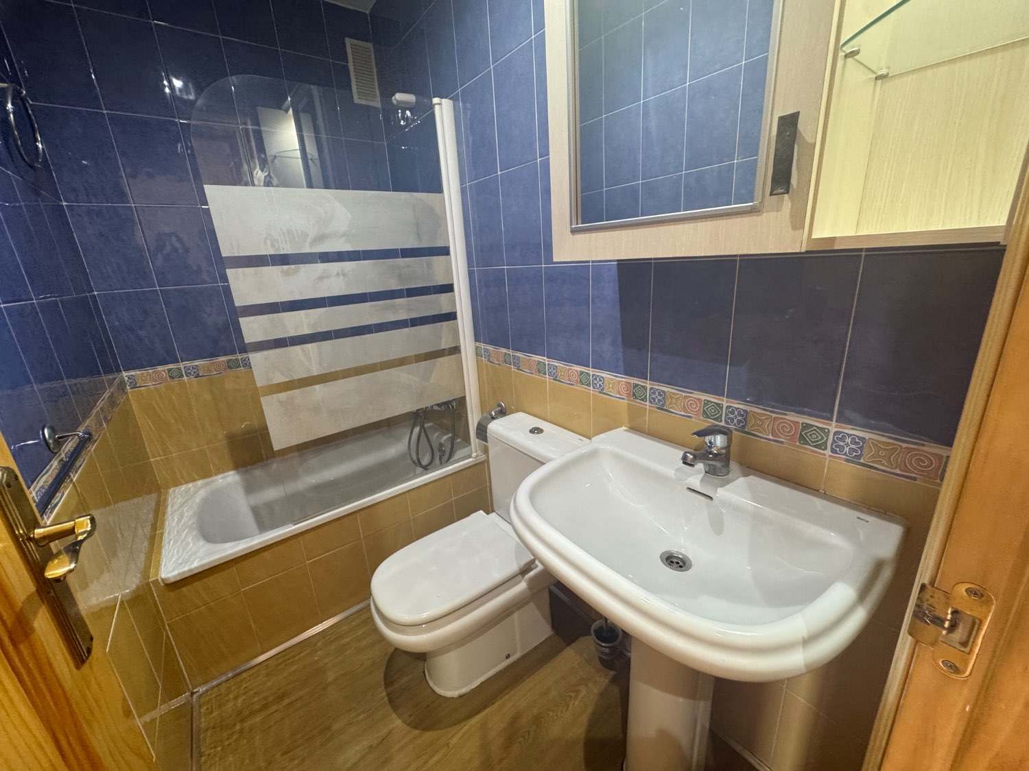Se vende un piso con plaza de aparcamiento y dos trasteros en el puerto de Motril