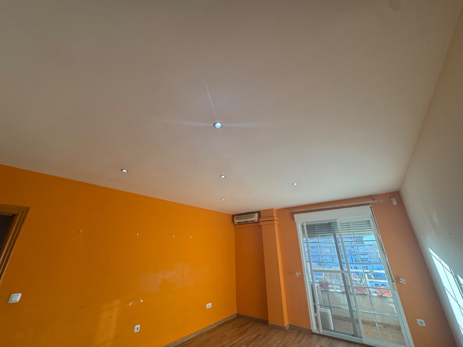 Se vende un piso con plaza de aparcamiento y dos trasteros en el puerto de Motril