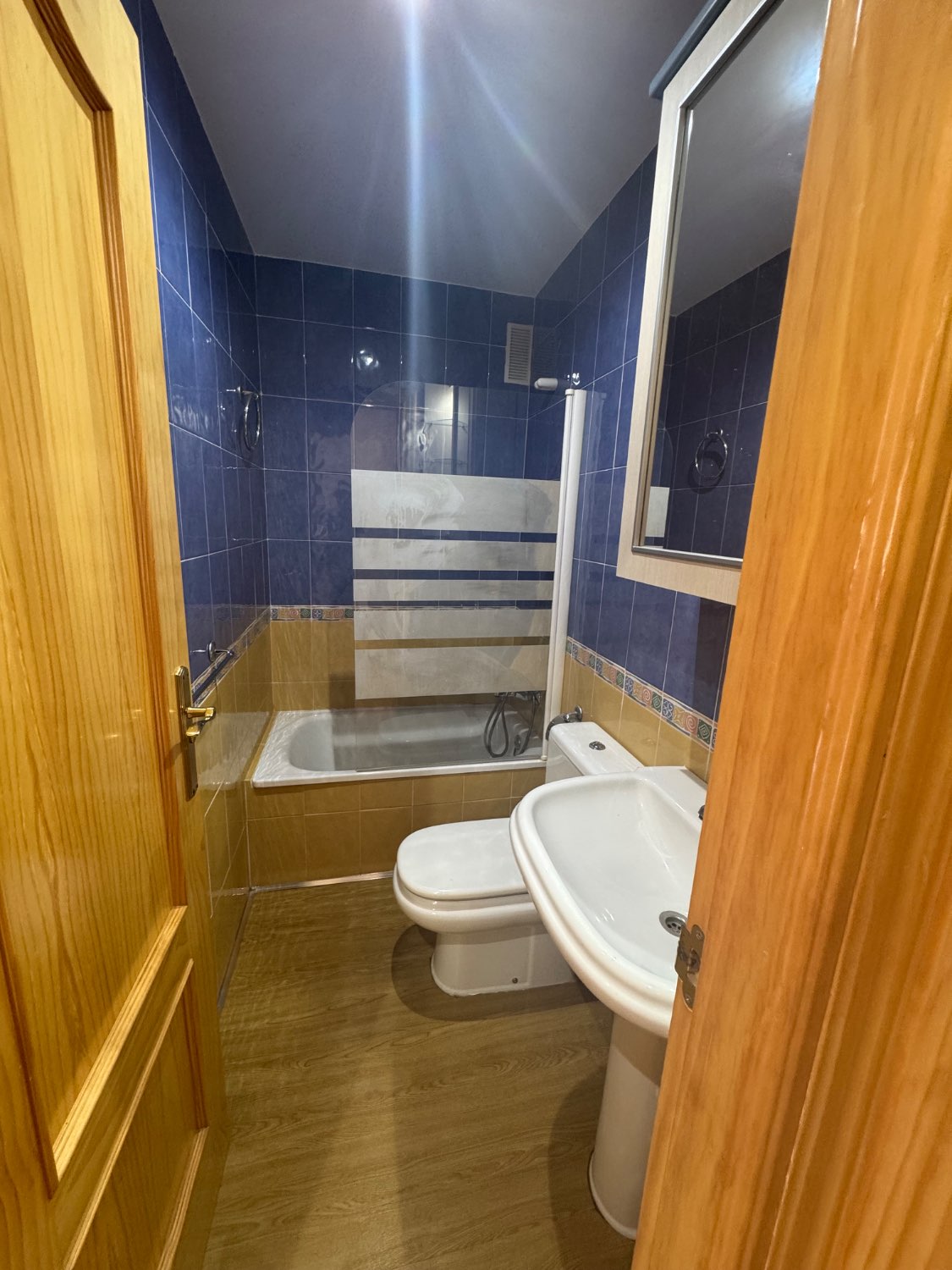 Se vende un piso con plaza de aparcamiento y dos trasteros en el puerto de Motril