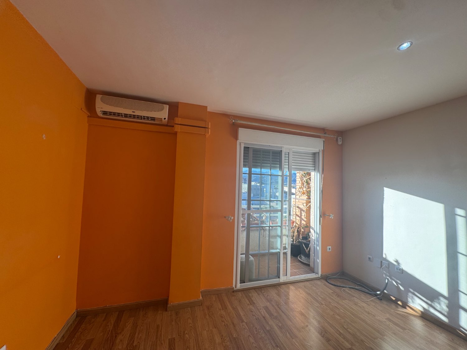 Se vende un piso con plaza de aparcamiento y dos trasteros en el puerto de Motril