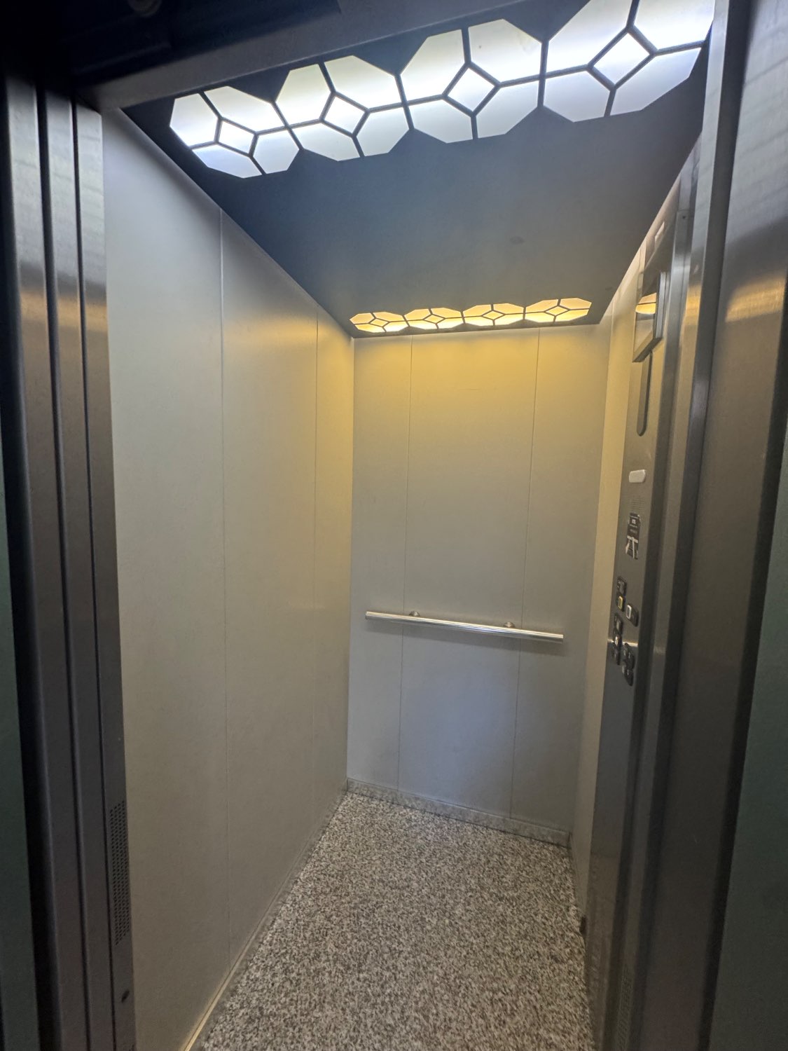 Se vende un piso con plaza de aparcamiento y dos trasteros en el puerto de Motril