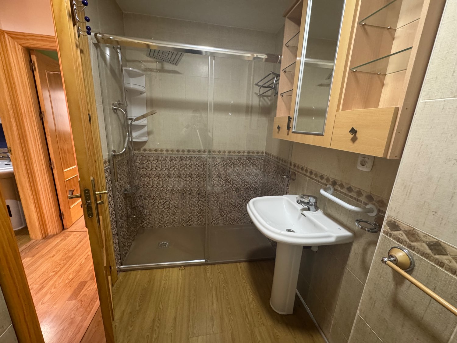 Se vende un piso con plaza de aparcamiento y dos trasteros en el puerto de Motril