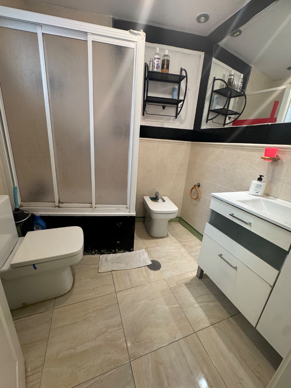 Se vende un bajo con trastero y 2 plaza de aparcamiento  en lobres Granada