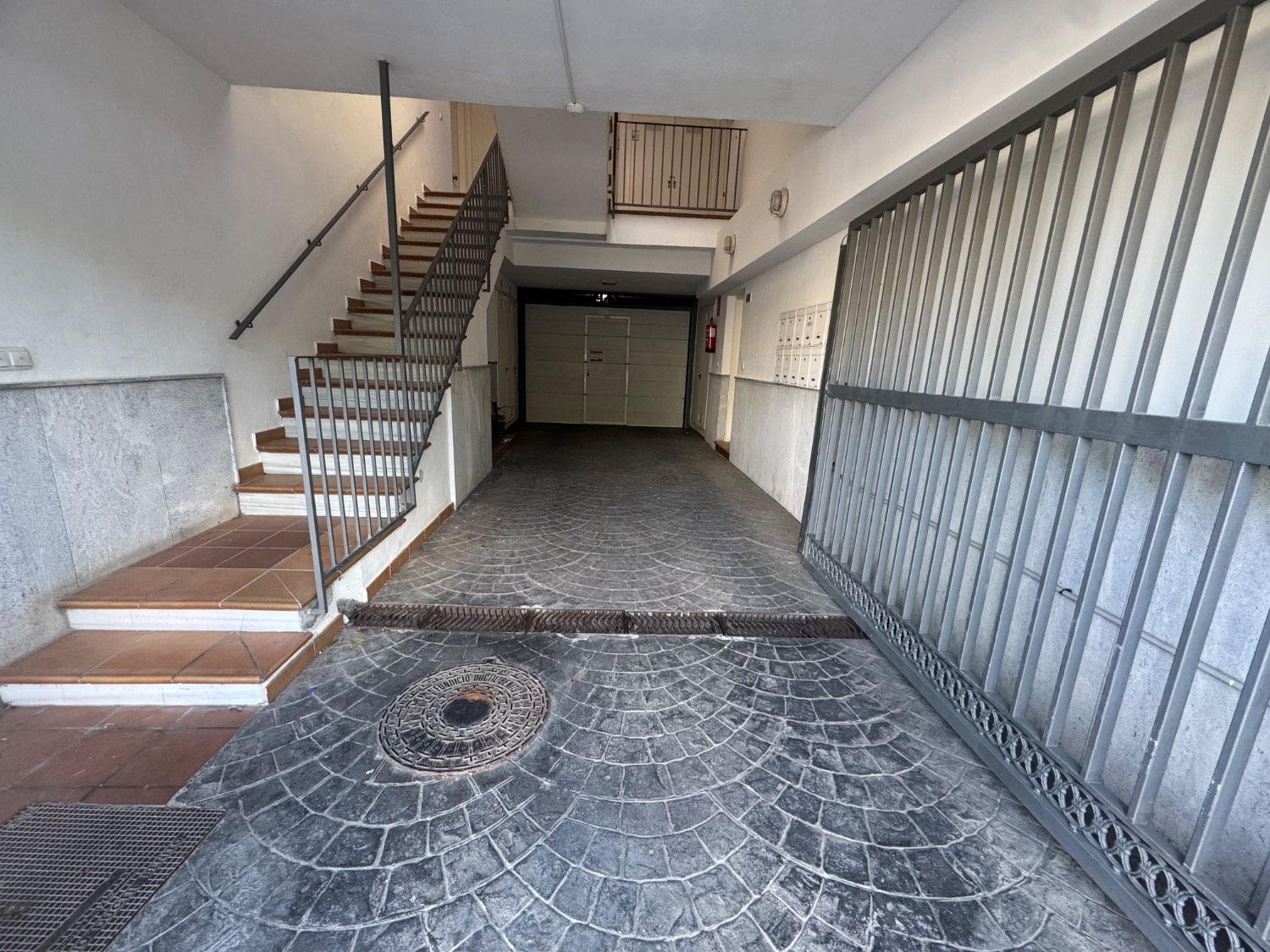 Se vende un bajo con trastero y 2 plaza de aparcamiento  en lobres Granada