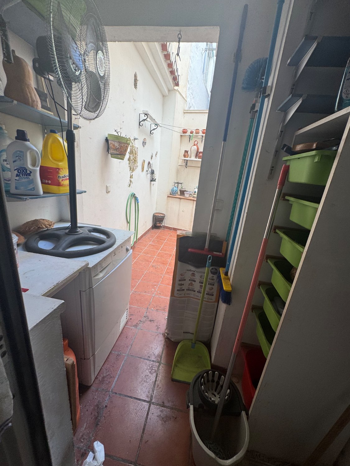 Se vende un bajo con trastero y 2 plaza de aparcamiento  en lobres Granada