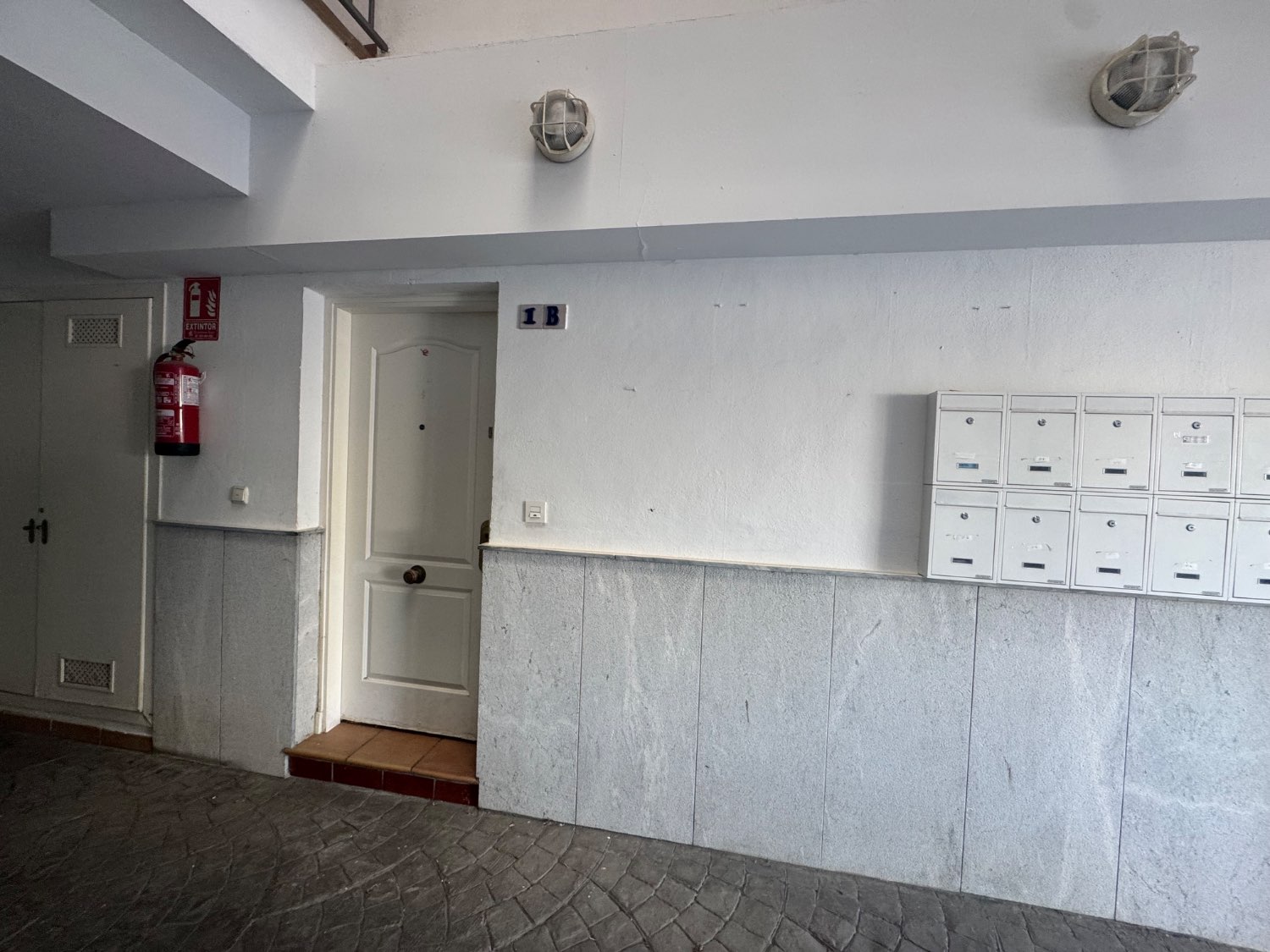 Se vende un bajo con trastero y 2 plaza de aparcamiento  en lobres Granada