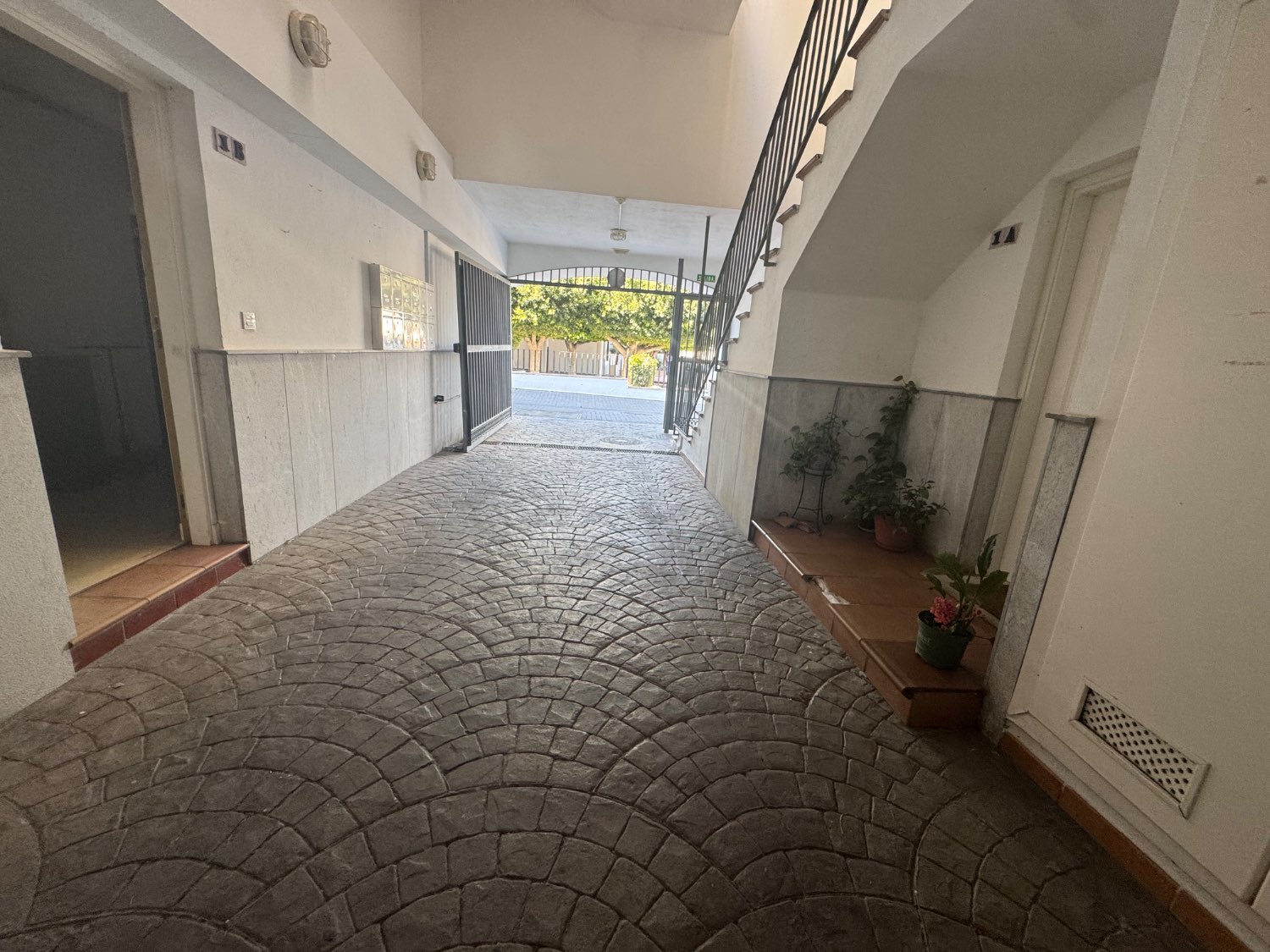 Se vende un bajo con trastero y 2 plaza de aparcamiento  en lobres Granada