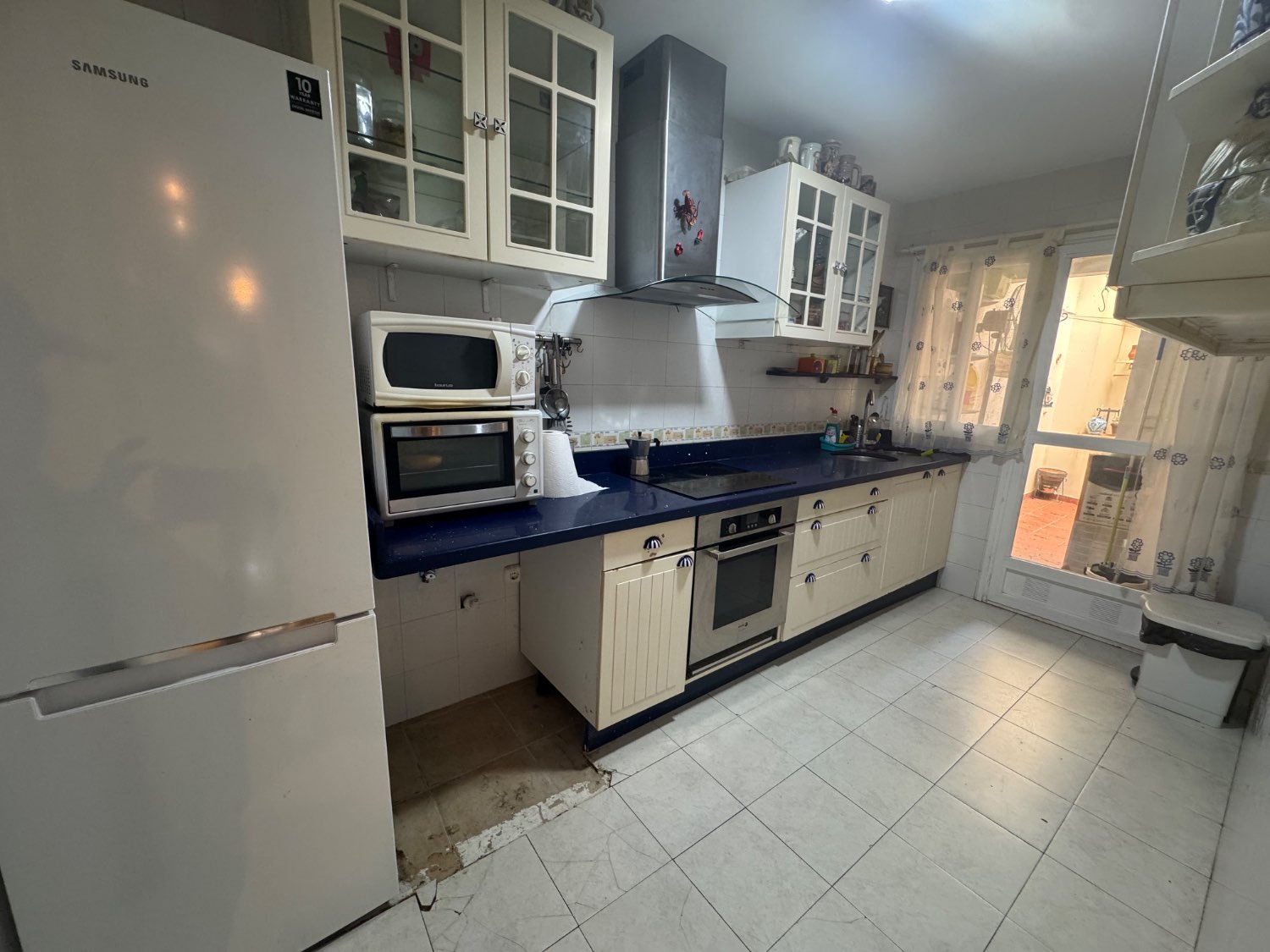 Se vende un bajo con trastero y 2 plaza de aparcamiento  en lobres Granada
