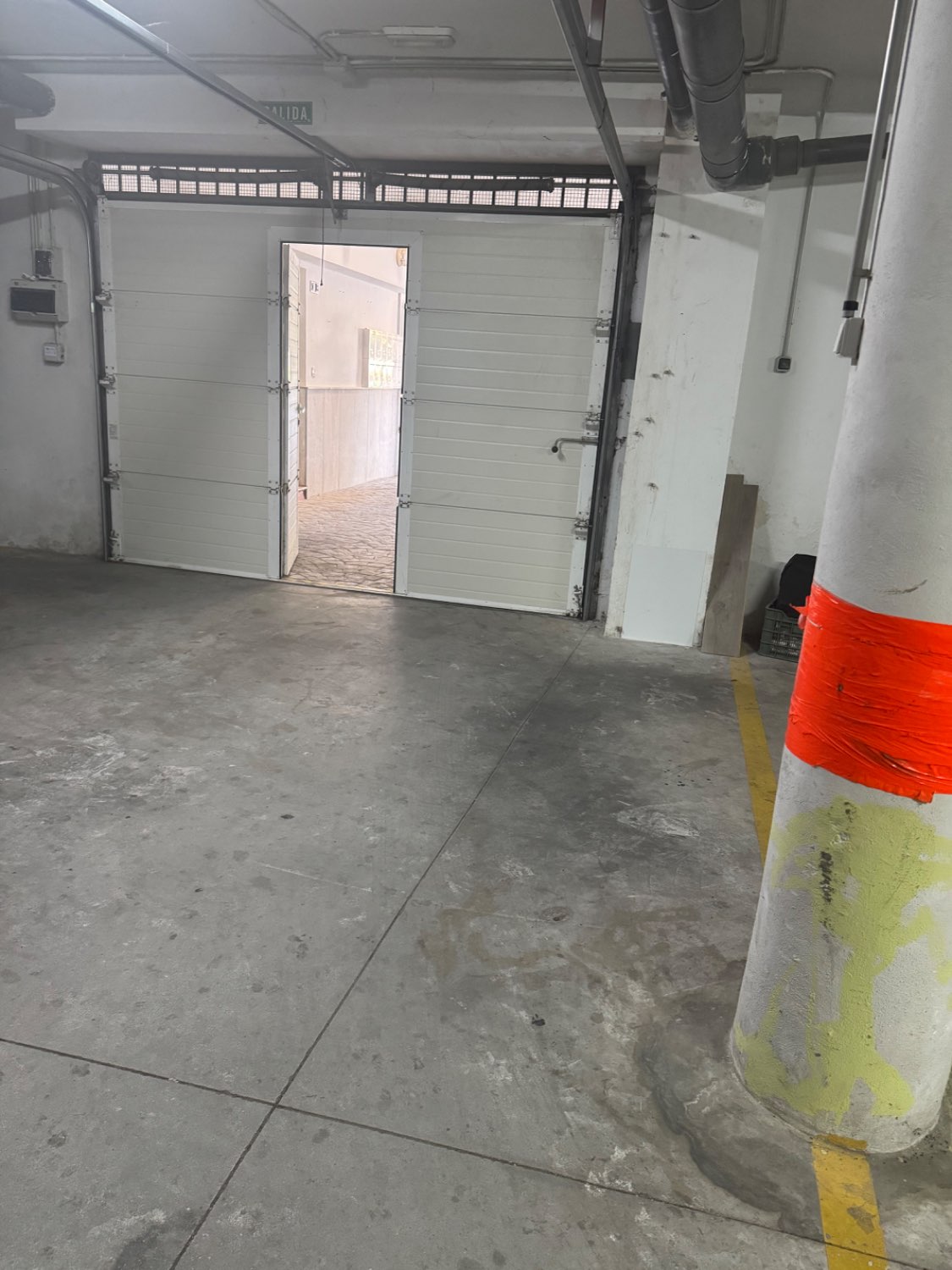 Se vende un bajo con trastero y 2 plaza de aparcamiento  en lobres Granada