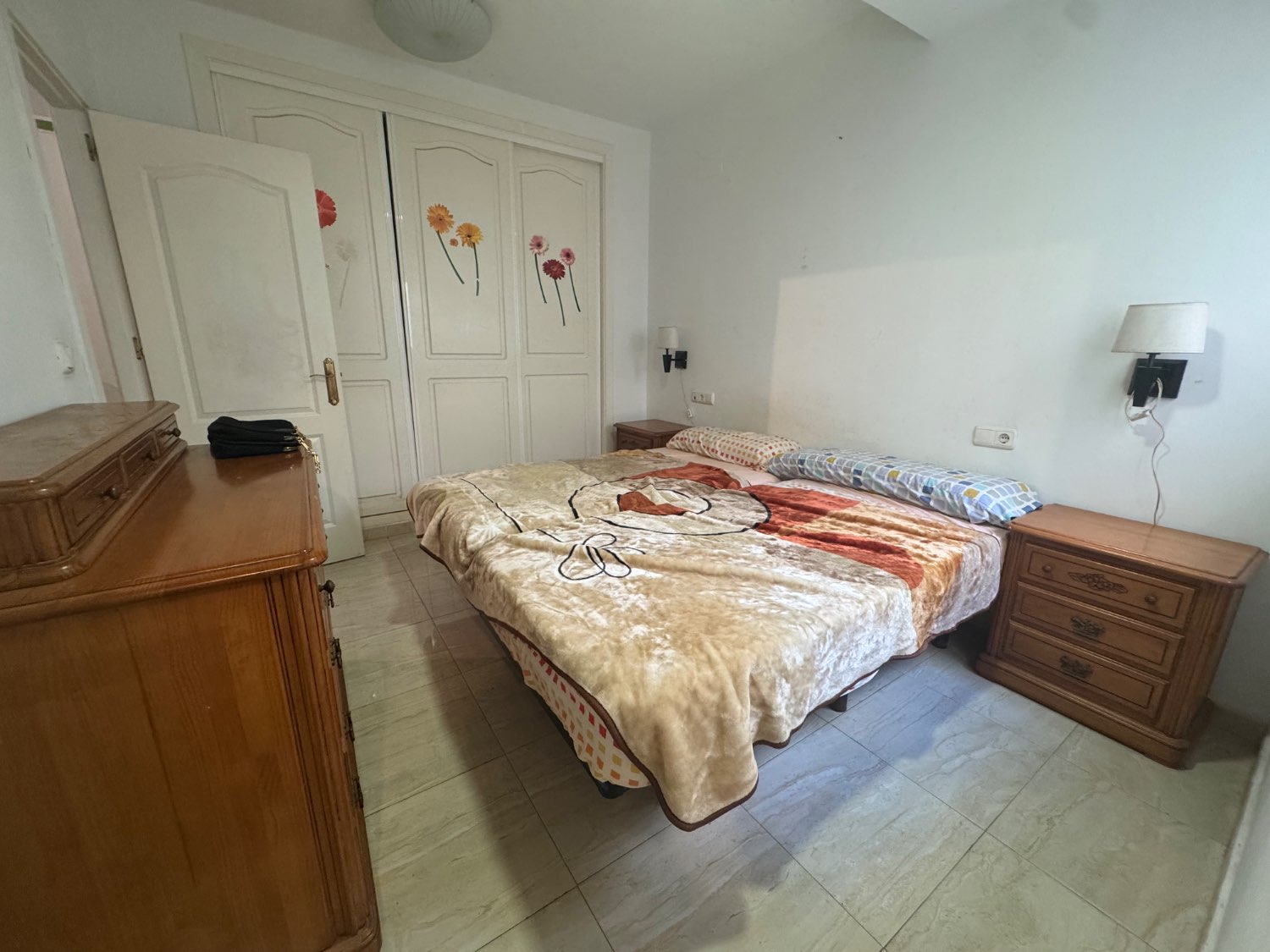 Se vende un bajo con trastero y 2 plaza de aparcamiento  en lobres Granada