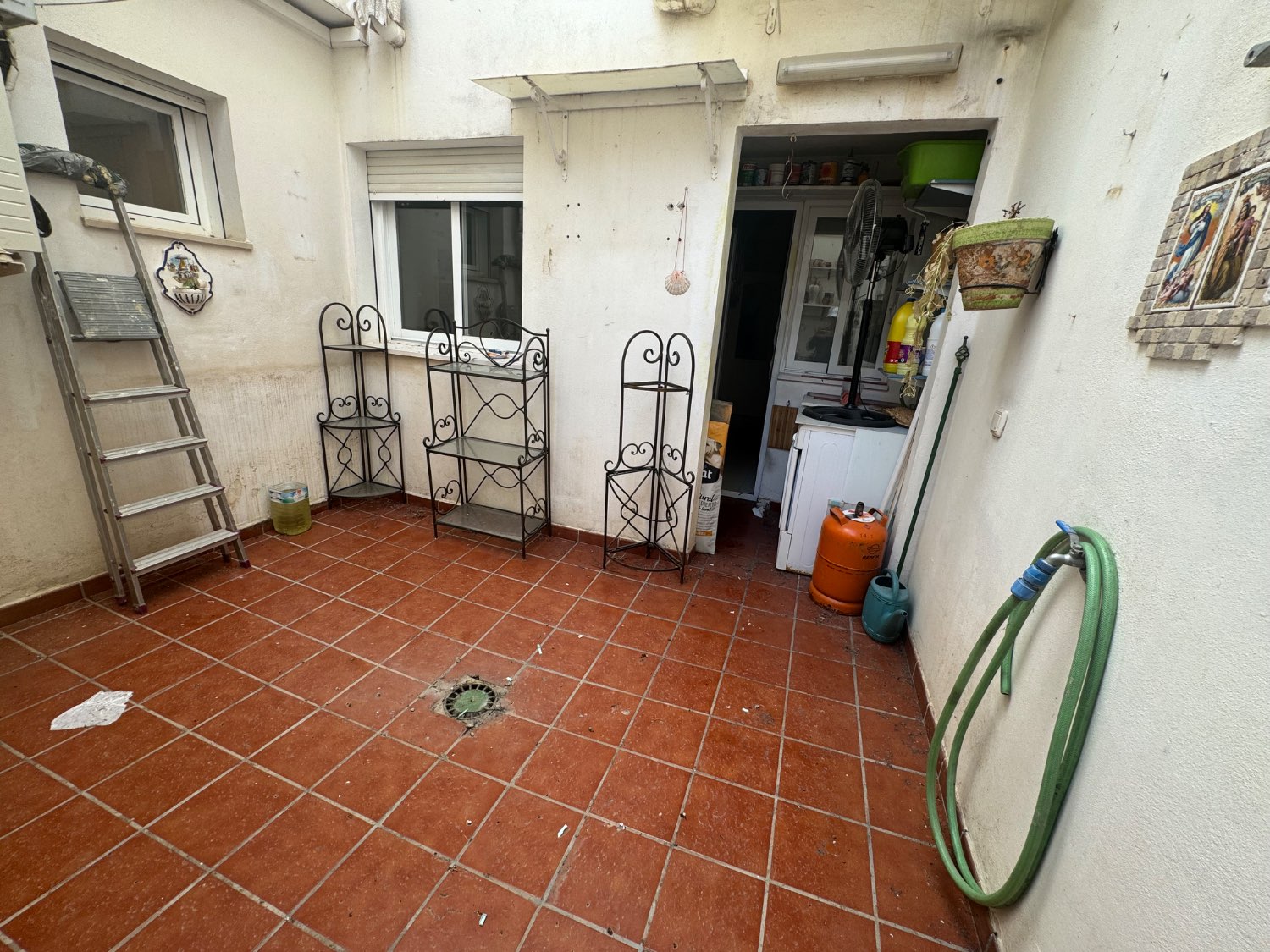 Se vende un bajo con trastero y 2 plaza de aparcamiento  en lobres Granada