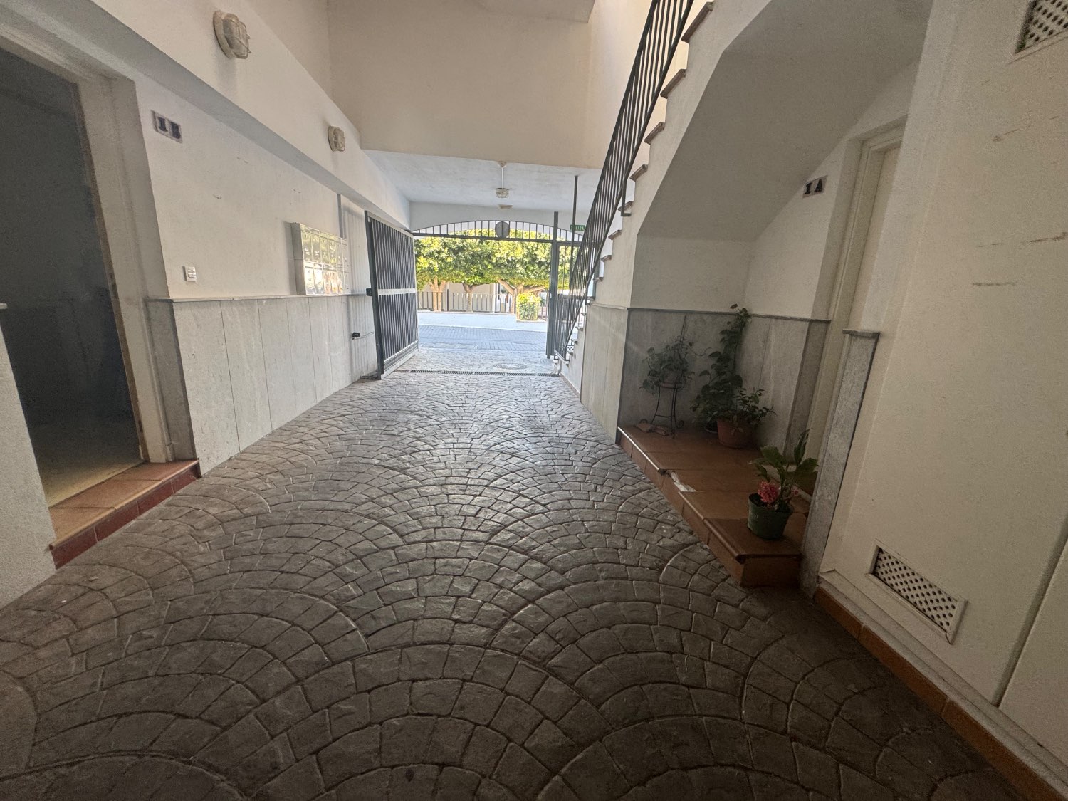Se vende un bajo con trastero y 2 plaza de aparcamiento  en lobres Granada