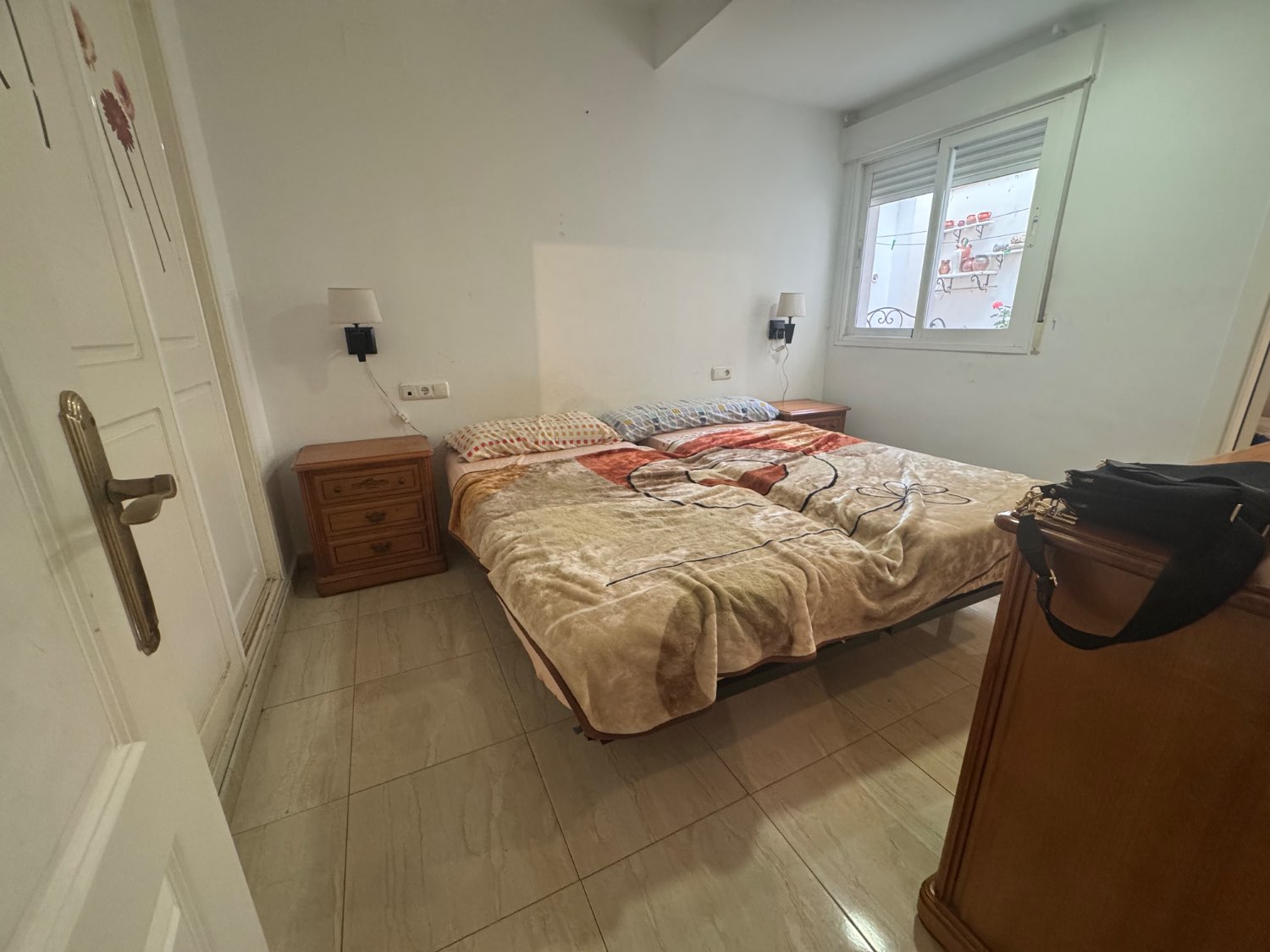 Se vende un bajo con trastero y 2 plaza de aparcamiento  en lobres Granada