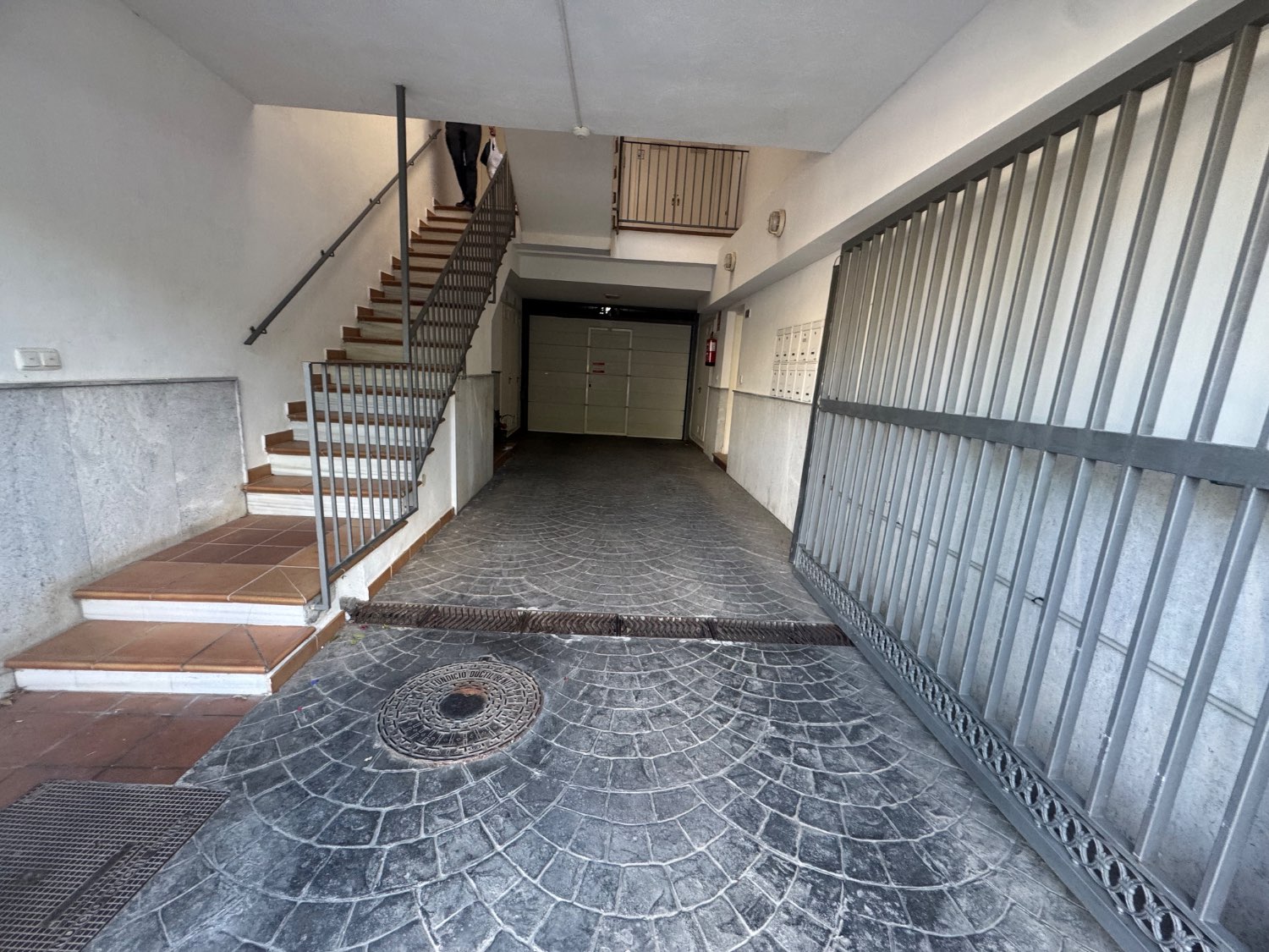 Se vende un bajo con trastero y 2 plaza de aparcamiento  en lobres Granada
