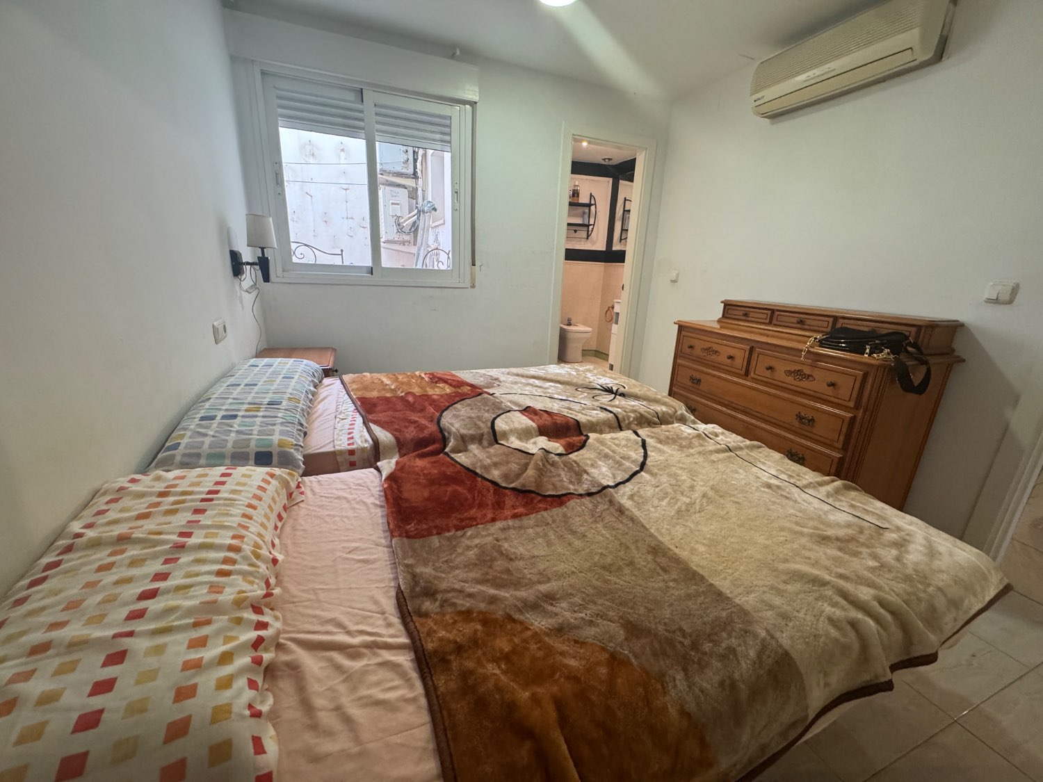 Se vende un bajo con trastero y 2 plaza de aparcamiento  en lobres Granada