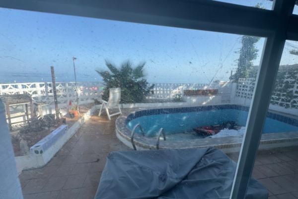 Se vende un chalet en primera línea de playa de Castell ...