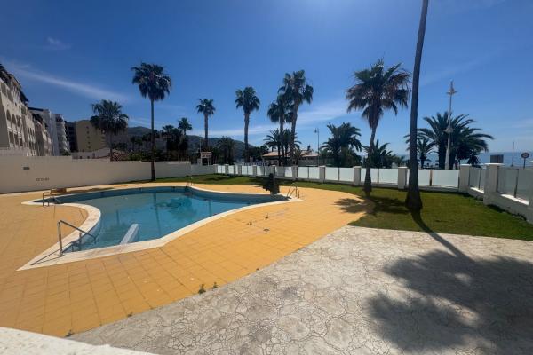 Se vende un apartamento en una urbanización de playa Vel...